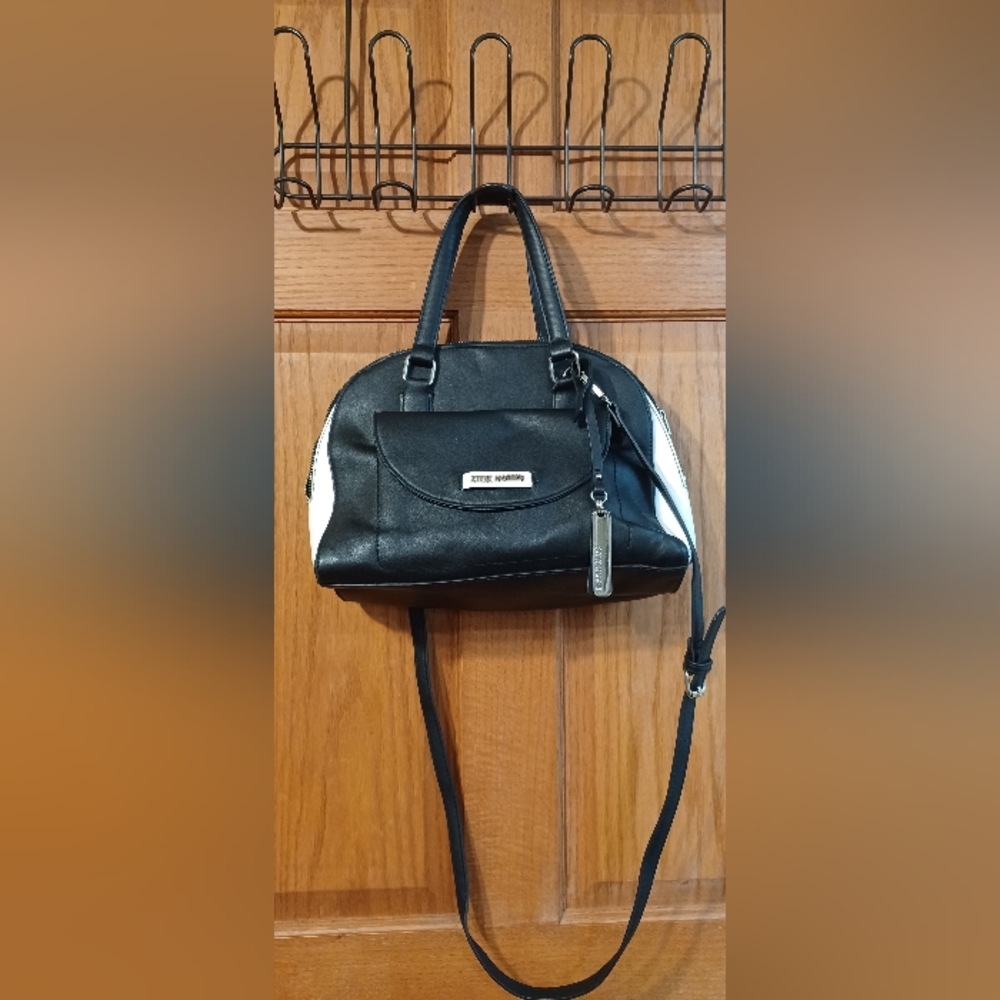π£ππ 2 Purses/$15 πππ£ Steve Madden Black and White Purse - Picture 2 of 12